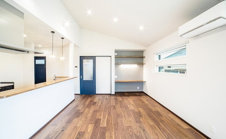 【落ち着きと開放感/平屋建】深い木目のフローリングが落ち着く大人楽しいおうち