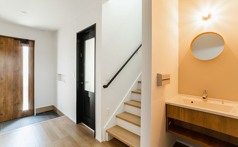 【ただいま手洗い/2階建】水回りの動線に工夫のある家