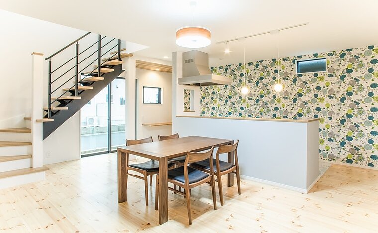 【アクセントクロスが魅力/2階建】家族団らんを楽しむ住まい