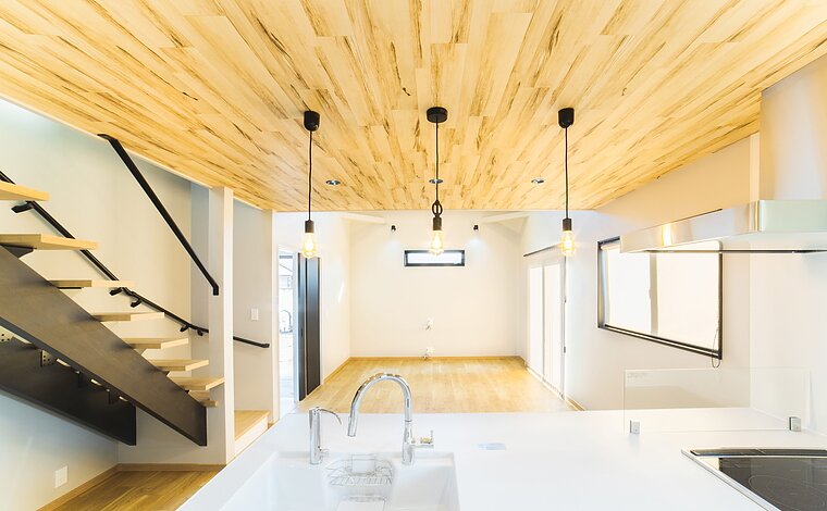 【モダンスタイル×木目/二階建】木目と光が織りなす、開放感あふれる家