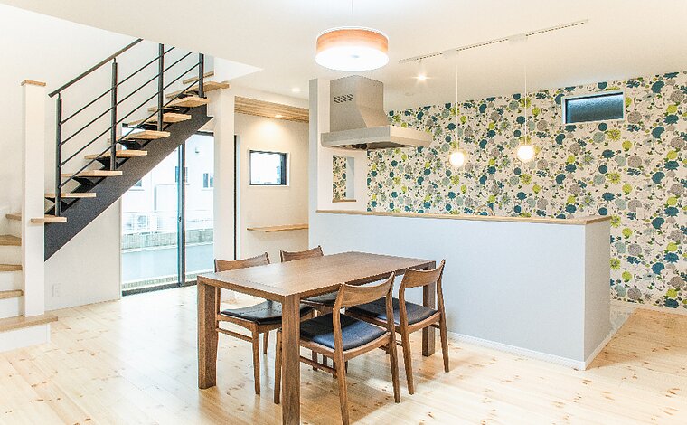 【リビング階段が魅力/2階建】家族団らんを楽しむ住まい