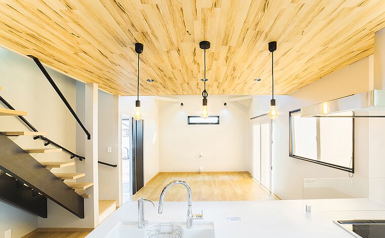 【モダンスタイル×木目/二階建】木目と光が織りなす、開放感あふれる家