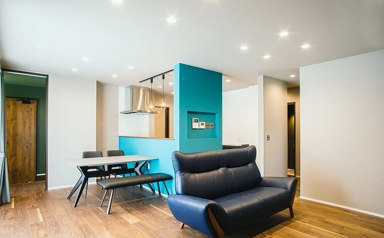 【差し色で遊ぶ/2階建】色のコントラストが映える、遊び心ある住まい