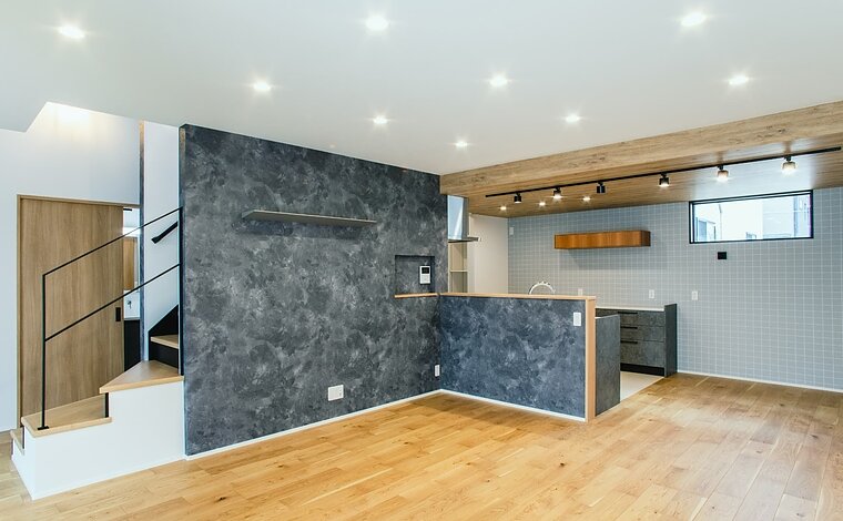 【石目調×木の組み合わせ/2階建】リビングに階段のある温かい家