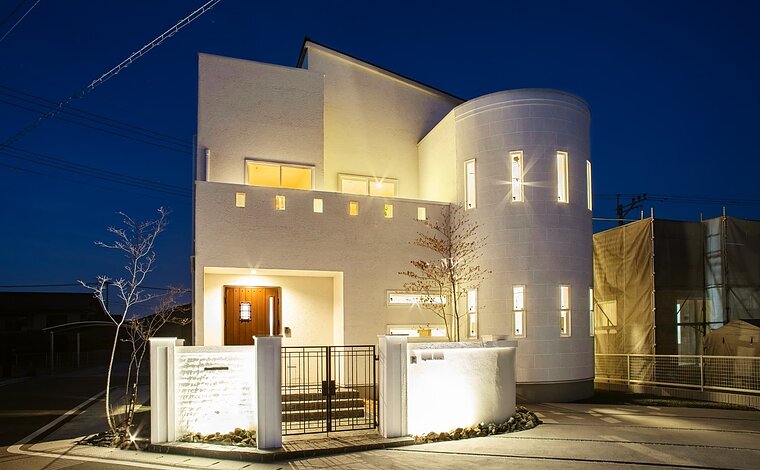 【R壁が印象的/2階建】エレガントモダンで華やかな家