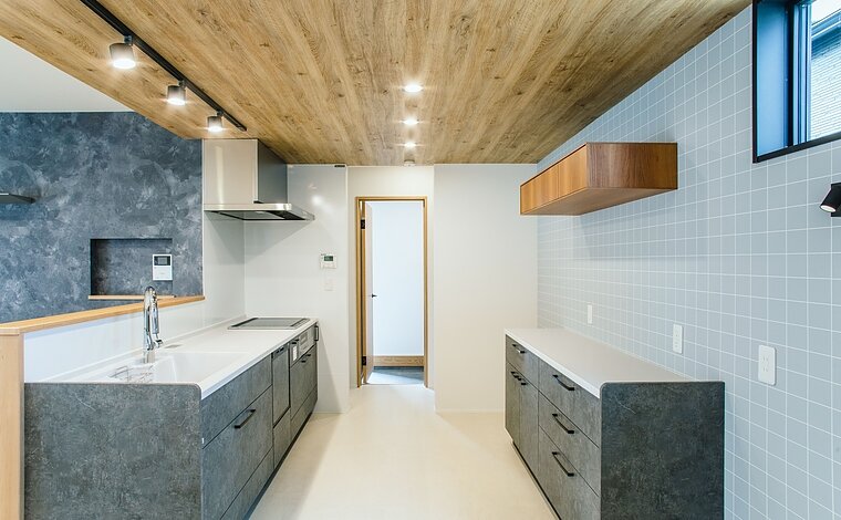 【石目調×木/2階建】リビングに階段のある家