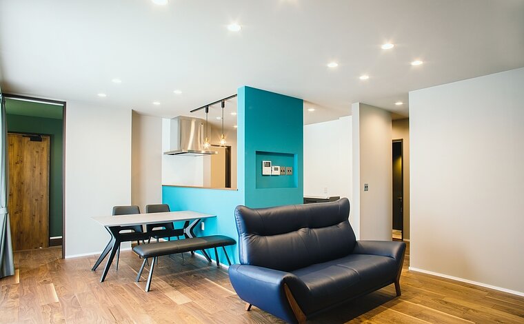 【差し色で遊ぶ/2階建】色のコントラストが映える、遊び心ある住まい