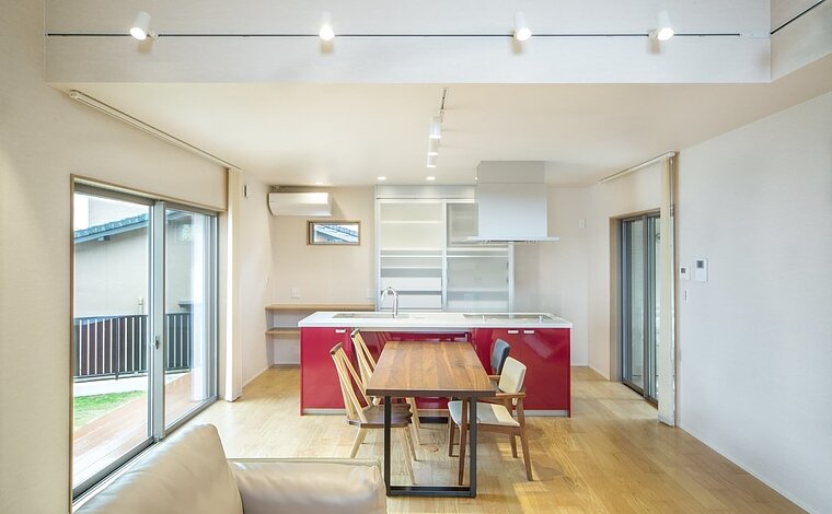 【中庭を囲うくつろぎ/2階建】吹抜け空間が気持ちよい木のおうち