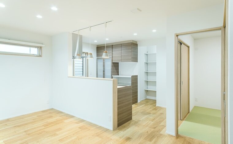 【グレー×木目/2階建】シンプルながら、間取りにこだわったおうち