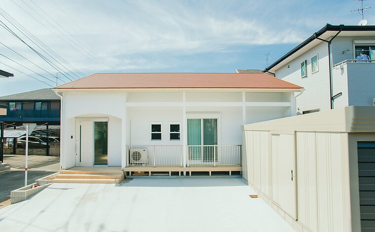 【シンプルプロブァンス/平屋建】キッチンの差し色が明るいおうち