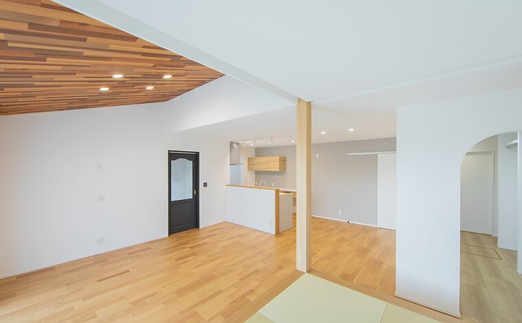 【木のぬくもりと開放感/平屋建】木目が目を引くあたたかいリビングがある家