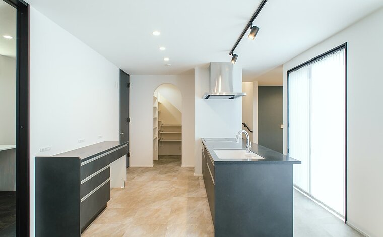 【大人シンプル/2階建】オープンキッチンが主役のリビングがある家