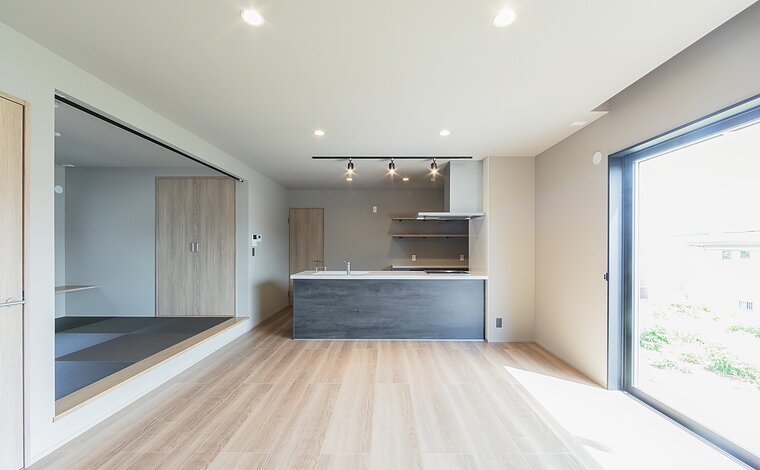 【シックな空間/2階建】グレーでまとめた大人な雰囲気の家