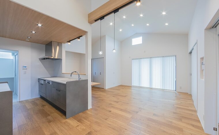 【開放感 × 温もり/平屋建】木の温もりと窓からの光があたたかい家