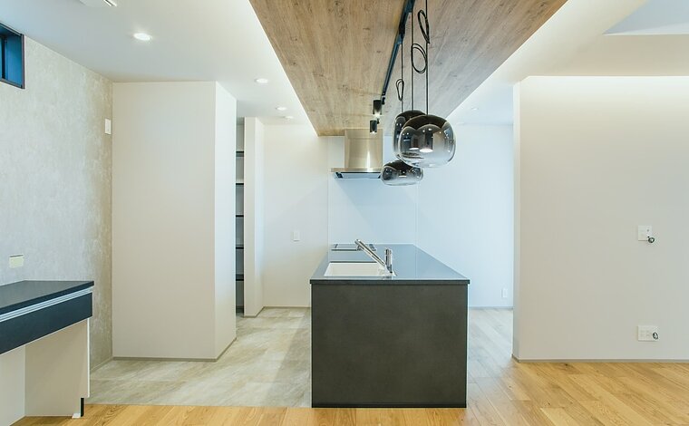 【吹抜け/2階建】光と開放感が家族をつなぐ家