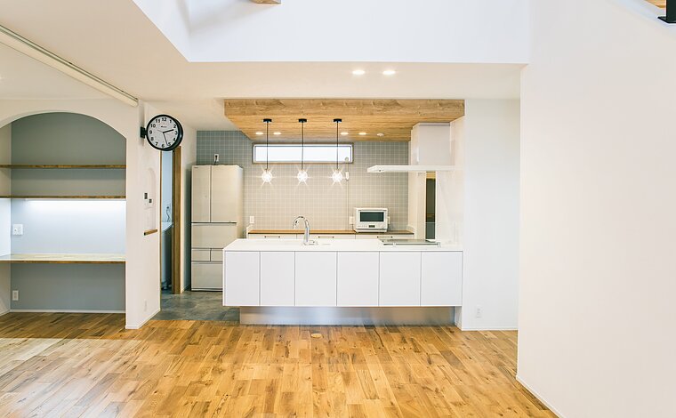 【無垢×アイアンの組み合わせ/2階建】木目があたたかいプロブァンス風のおうち