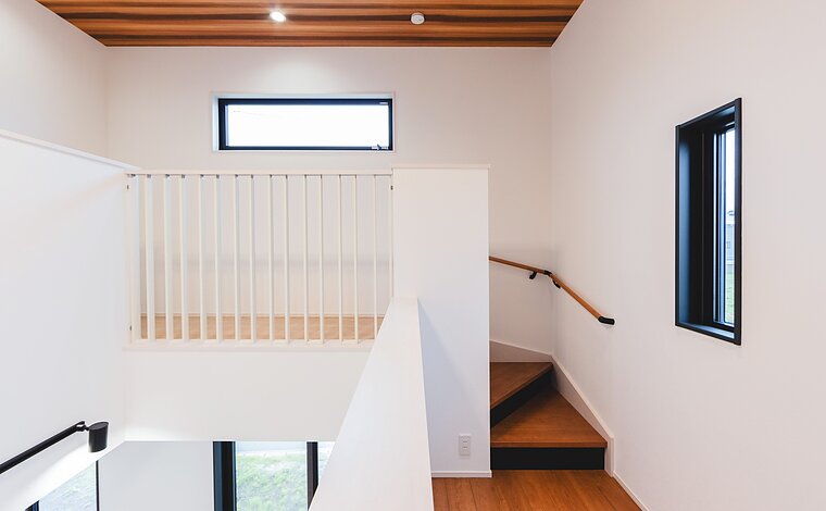 【愛猫と暮らす家/2階建】吹抜けからの風が心地よくスキップフロアのある住まい